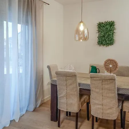 Apartment 2 Bedroom Gorgeous In *