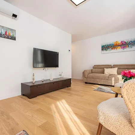 2 Bedroom Gorgeous In Apartment