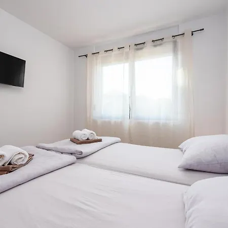 2 Bedroom Gorgeous In Apartment *