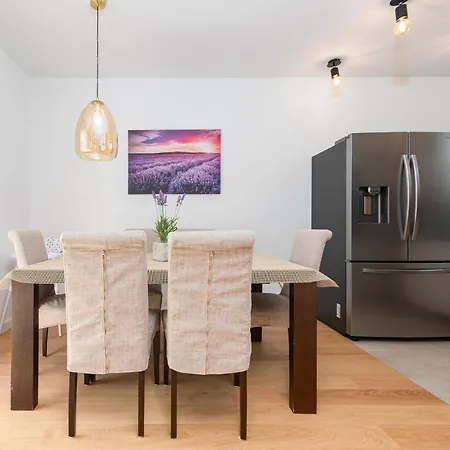 Apartment 2 Bedroom Gorgeous In