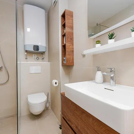 2 Bedroom Gorgeous In Apartment *